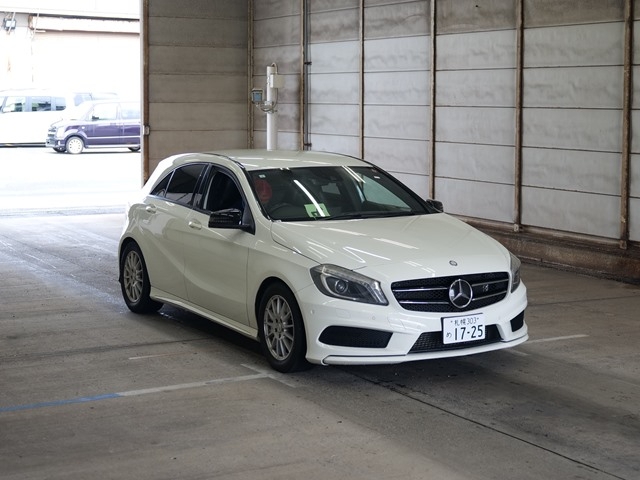 2013 MERCEDES A180 SPORTS WDD1760422J024528