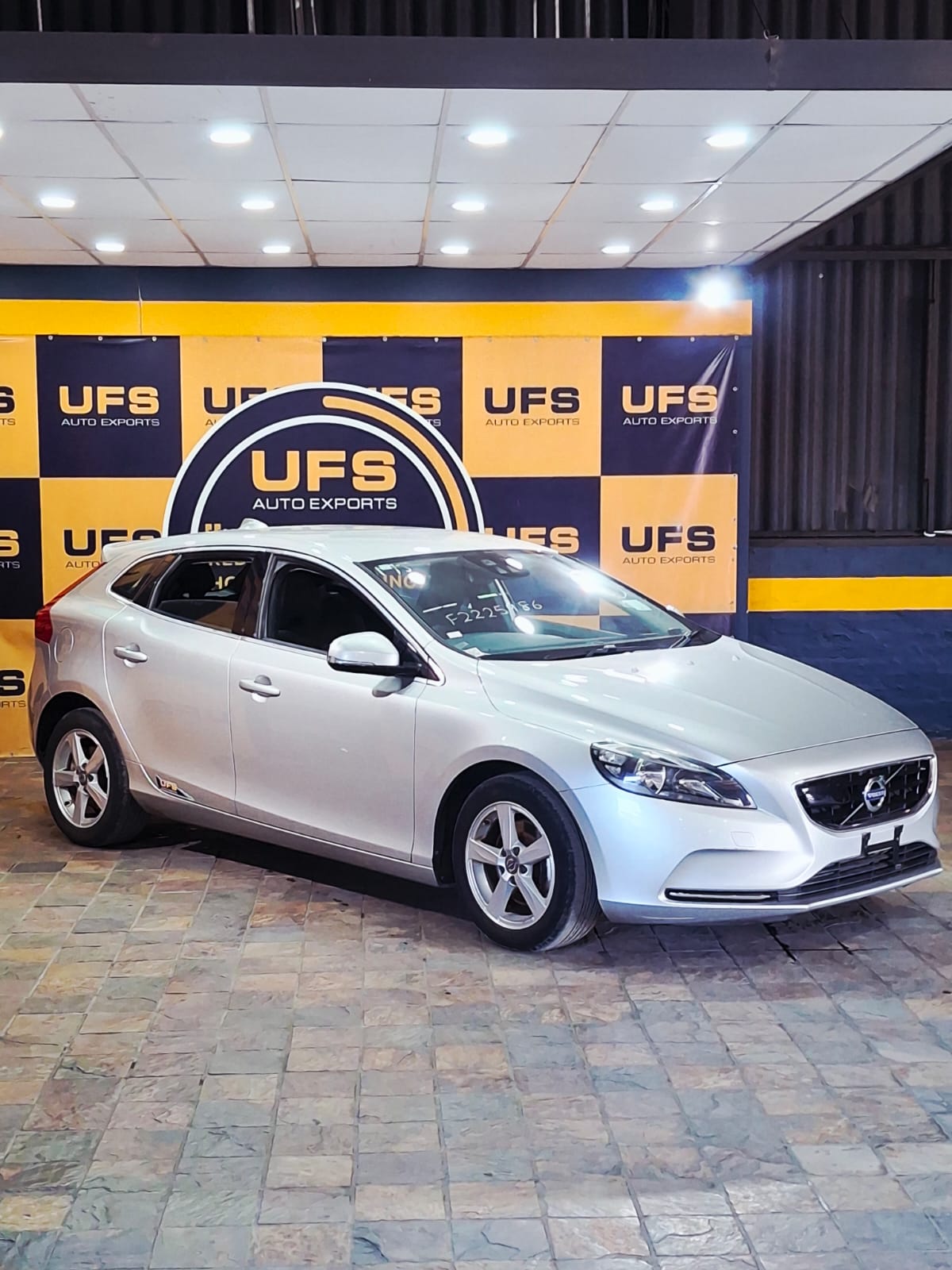 2015 VOLVO V40 YV1MV485BF2225986