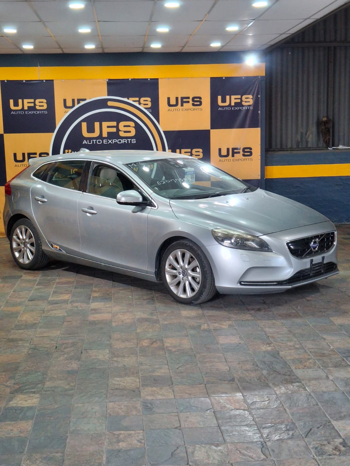 2013 VOLVO V40 YV1MV485BE2077503