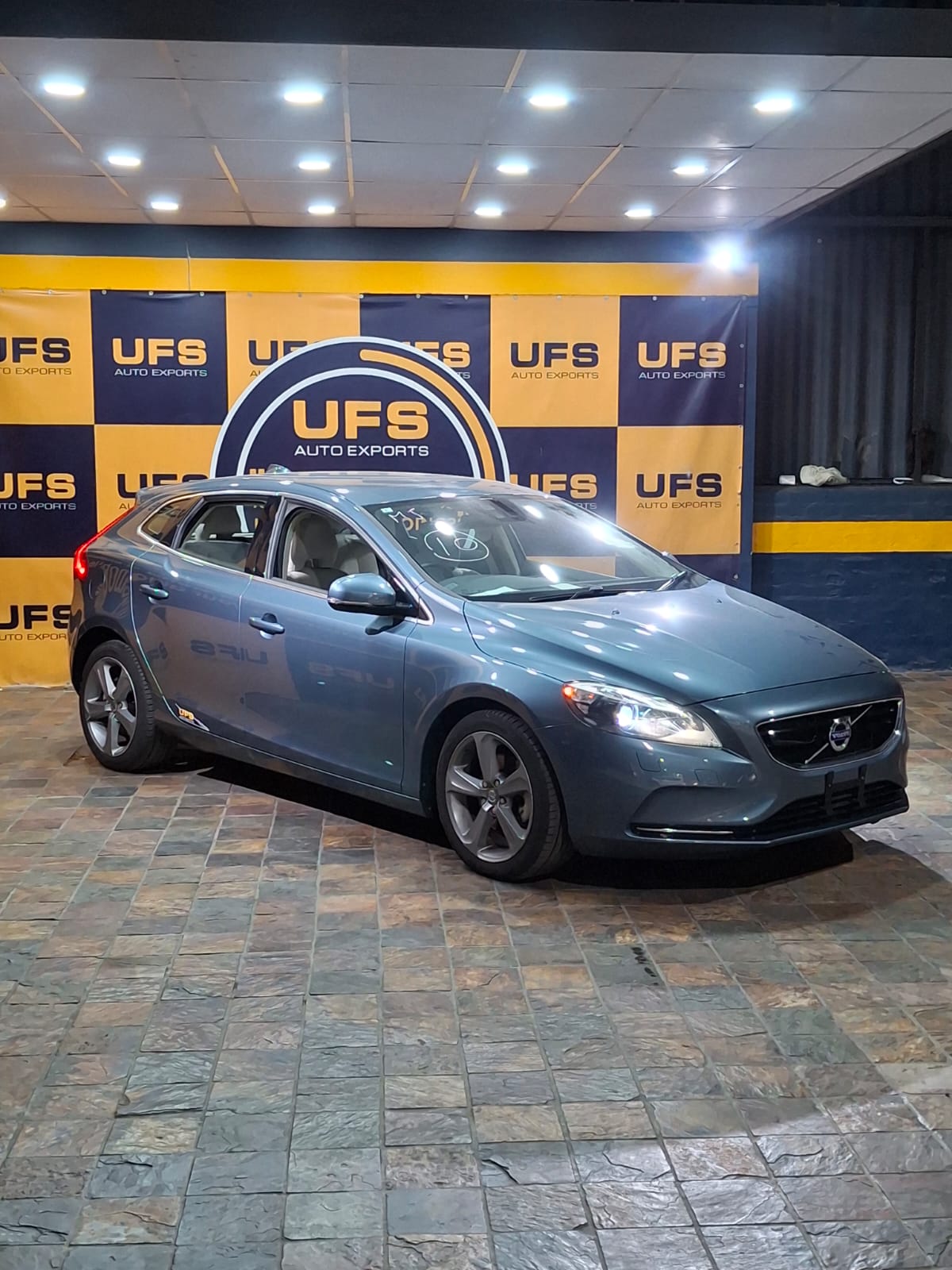 2013 VOLVO V40 YV1MV485BD2049128