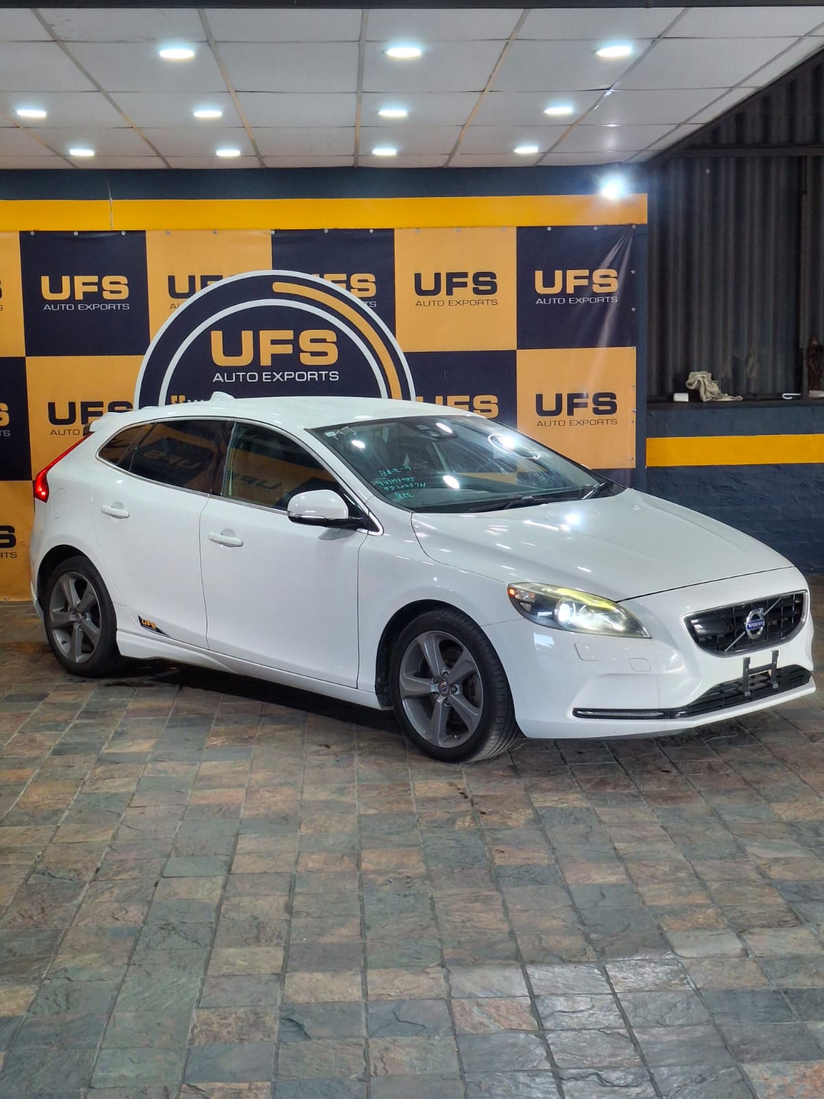 2013 VOLVO V40 YV1MV485BD2025761