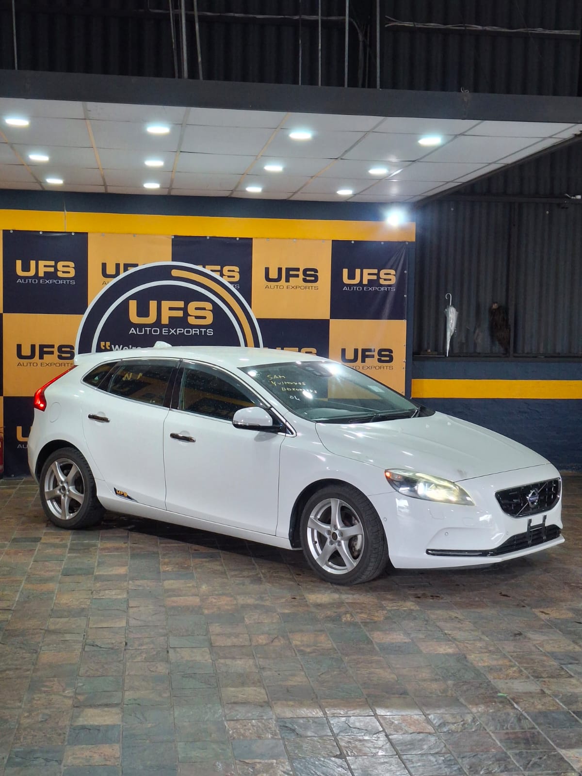 2013 VOLVO V40 YV1MV485BD2024243