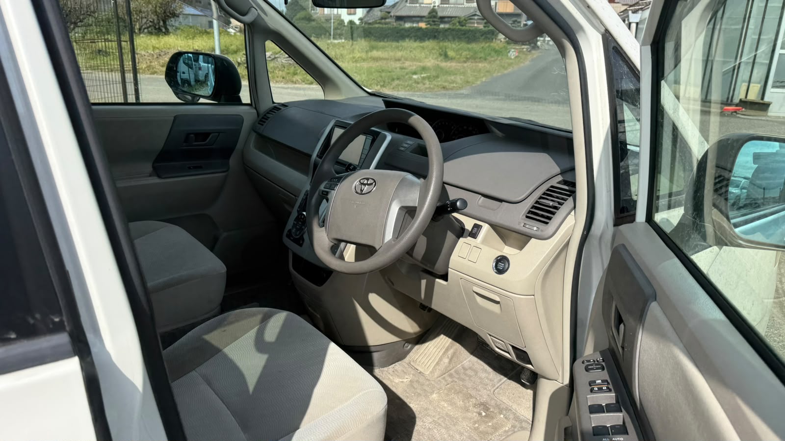 2010 TOYOTA NOAH ZRR70-0328697