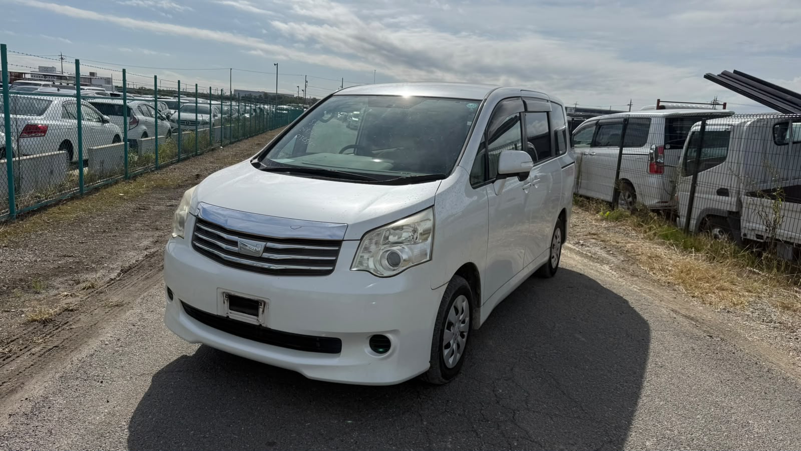 2010 TOYOTA NOAH ZRR70-0328697