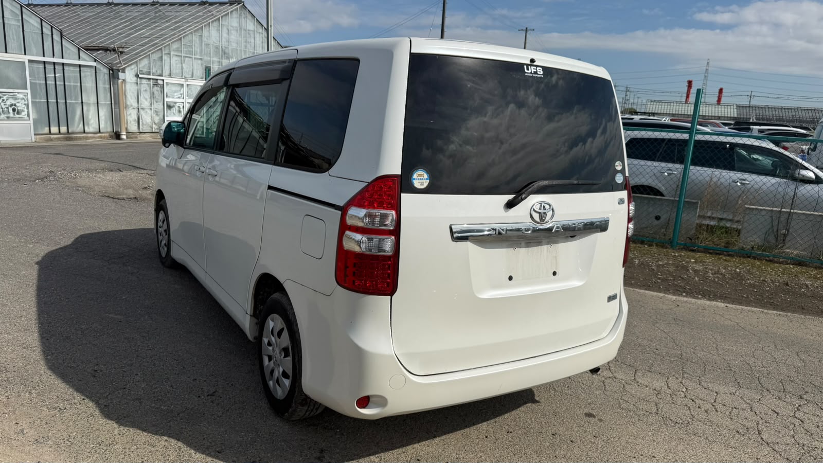 2010 TOYOTA NOAH ZRR70-0328697