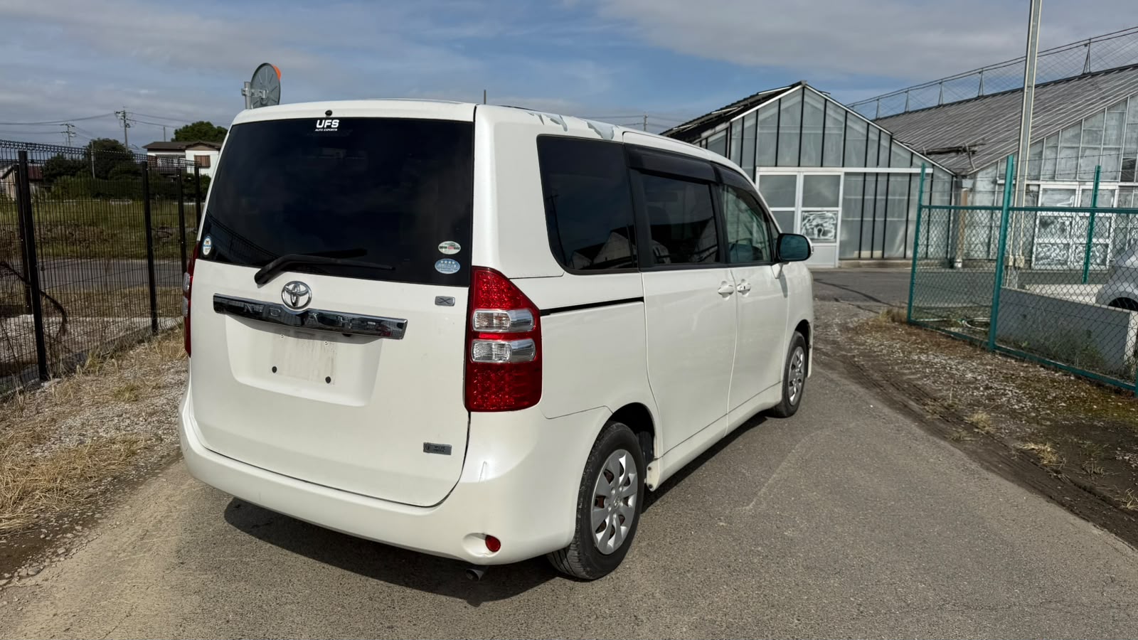 2010 TOYOTA NOAH ZRR70-0328697