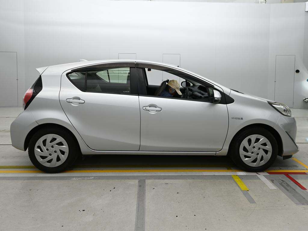 2017 TOYOTA AQUA NHP10-6624268