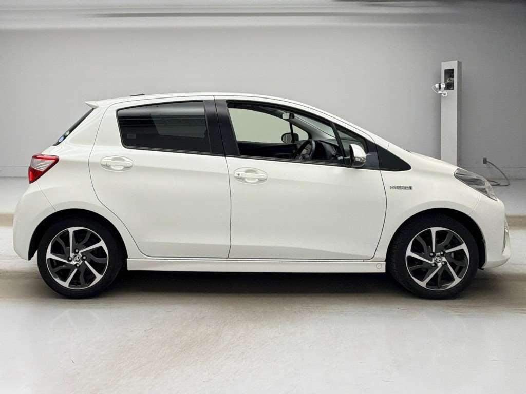2017 TOYOTA VITZ NHP130-2027756