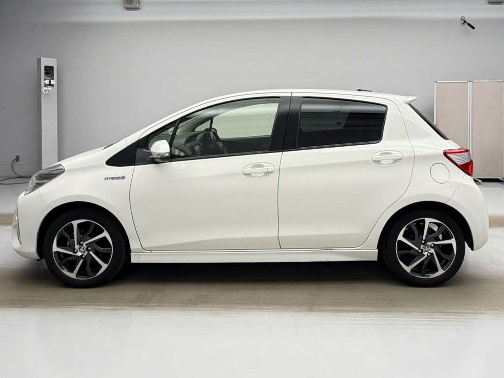 2017 TOYOTA VITZ NHP130-2027756