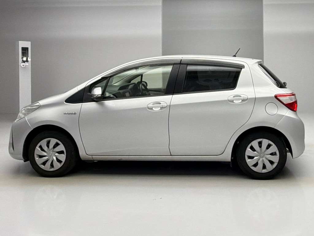 2017 TOYOTA VITZ NHP130-2025187